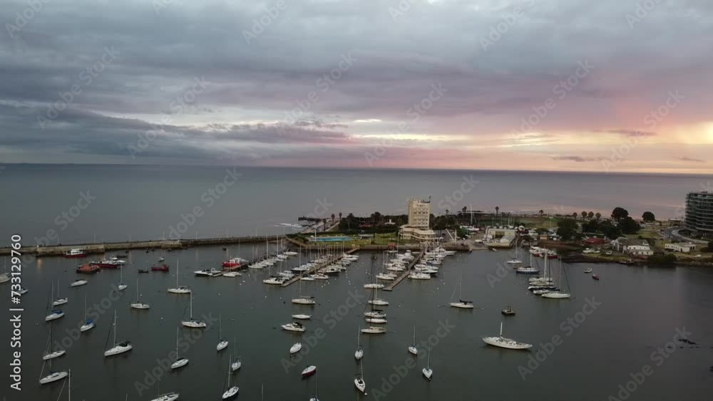 Tomas aereas de dron sobre el Puerto del Buceo en la ciudad de Montevideo, Uruguay