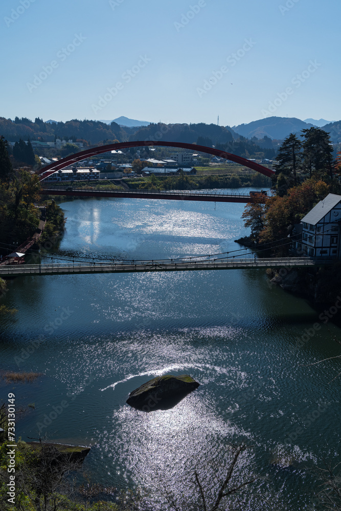Fototapeta premium 日本 福島県河沼郡柳津町にある福満虚空蔵菩薩、円蔵寺から見える只見川と瑞光寺橋