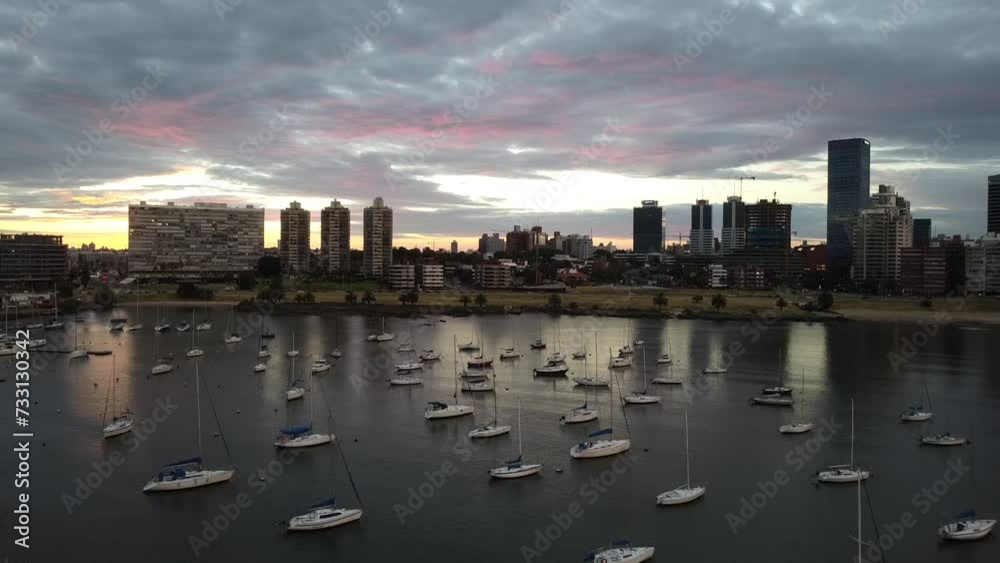 Tomas aereas de dron sobre el Puerto del Buceo en la ciudad de Montevideo, Uruguay