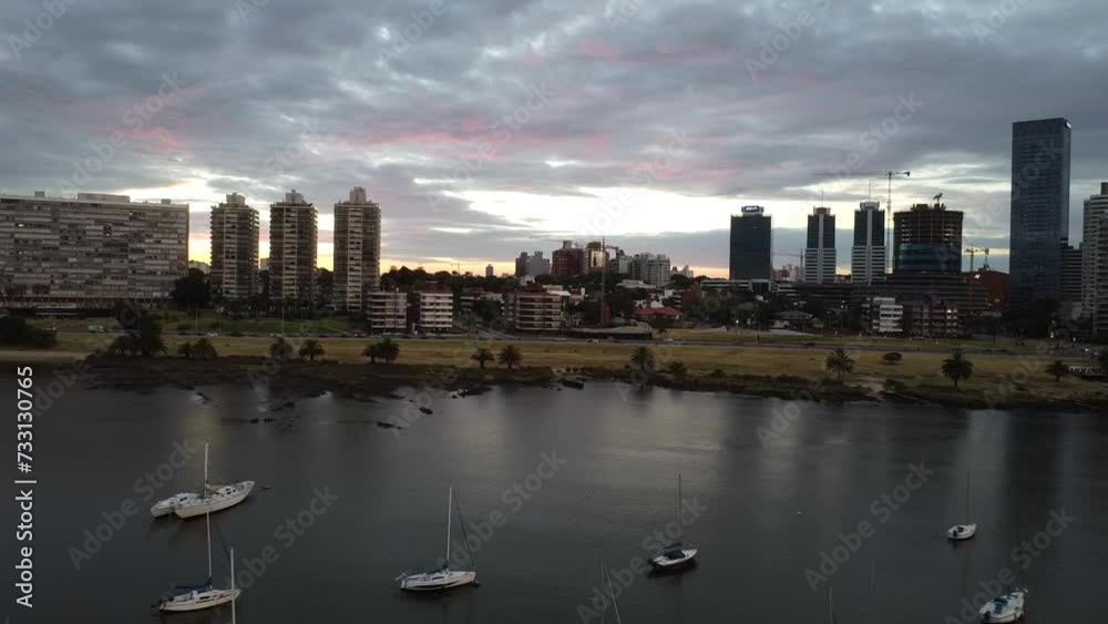 Tomas aereas de dron sobre el Puerto del Buceo en la ciudad de Montevideo, Uruguay