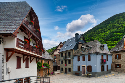 Obraz na płótnie Artiés is a population entity in the municipality of Alto Arán, in the third of Artiés and Garós, in the Valle de Arán region. Lleida, Catalonia, Spain w salonie