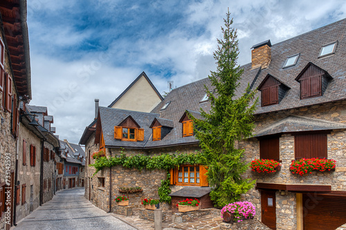 Obraz na płótnie Artiés is a population entity in the municipality of Alto Arán, in the third of Artiés and Garós, in the Valle de Arán region. Lleida, Catalonia, Spain w salonie