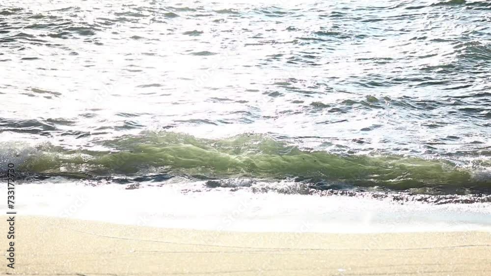 砂浜に打ち寄せる海の波 青空 スロー 砂浜に打ち寄せる海の波 青空 スロー