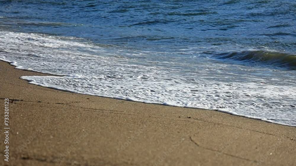 砂浜に打ち寄せる海の波 青空 スロー 砂浜に打ち寄せる海の波 青空 スロー