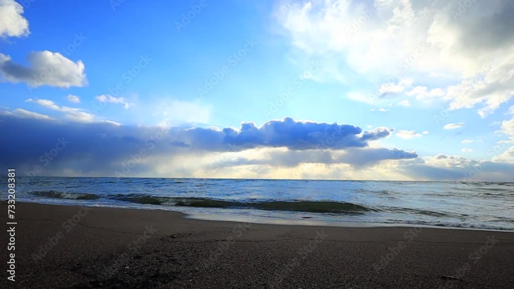 砂浜に打ち寄せる海の波　青空　スロー
