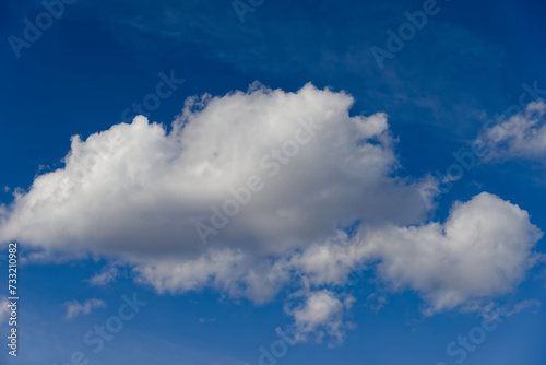 晴天の青空に浮かぶ白い雲