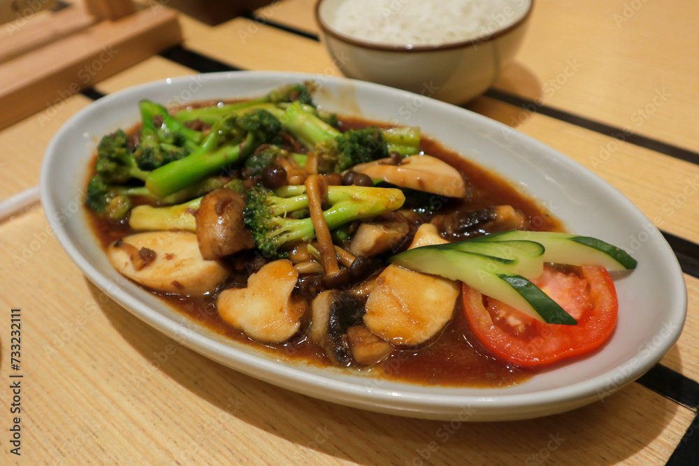 Beef Saute With Broccoli and Three Mushrooms. Cook beef with the addition of broccoli and three types of mushrooms and sauté until cooked. sweet and savory taste Beef Saute With Broccoli and Three Mushrooms. Cook beef with the addition of broccoli and three types of mushrooms and sauté until cooked. sweet and savory taste
