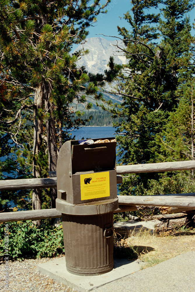 Fototapeta premium Poubelles anti ours, Parc national du Yellowstone, U.S.A