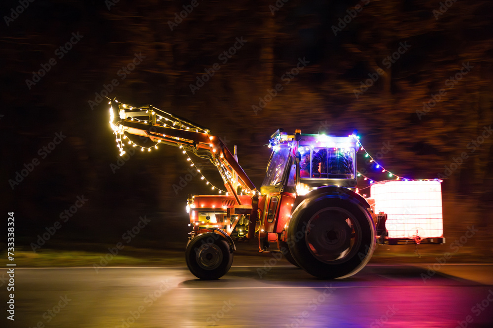 Beleuchteter Traktor während einer Lichterfahrt im Advent oder einem Protest