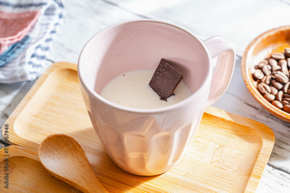 牛乳に板チョコを入れる 牛乳に板チョコを入れる
