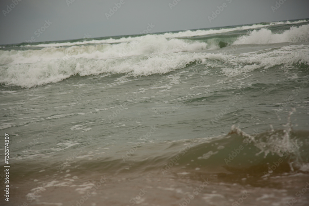 Fototapeta premium waves breaking on the beach