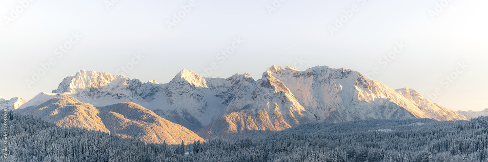 Winterliches Abendlicht am Karwendelgebirge