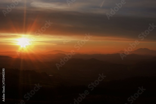 Una bellissima alba salendo verso Il Monte Carpegna, Appenini, Italia © Luca