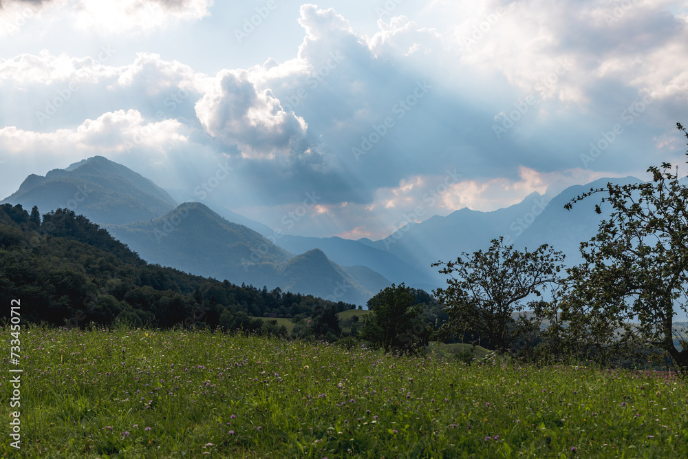 Obraz premium Dramatic light rays in the mountains