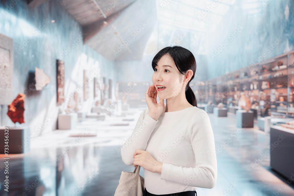 博物館を見学する若い女性 博物館を見学する若い女性