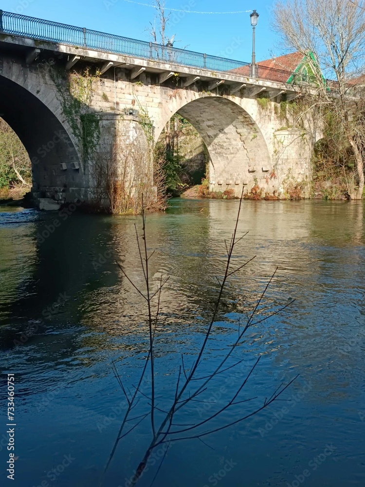 Fototapeta premium Puente sobre el río Verdugo en Ponte Caldelas, Galicia