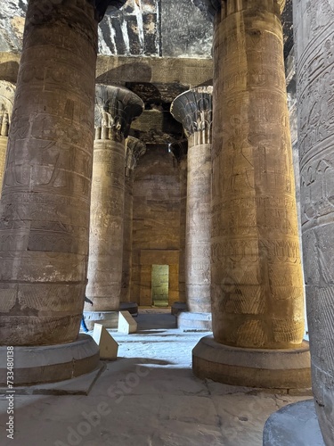 Säulenhalle im Horustempel von Edfu photo