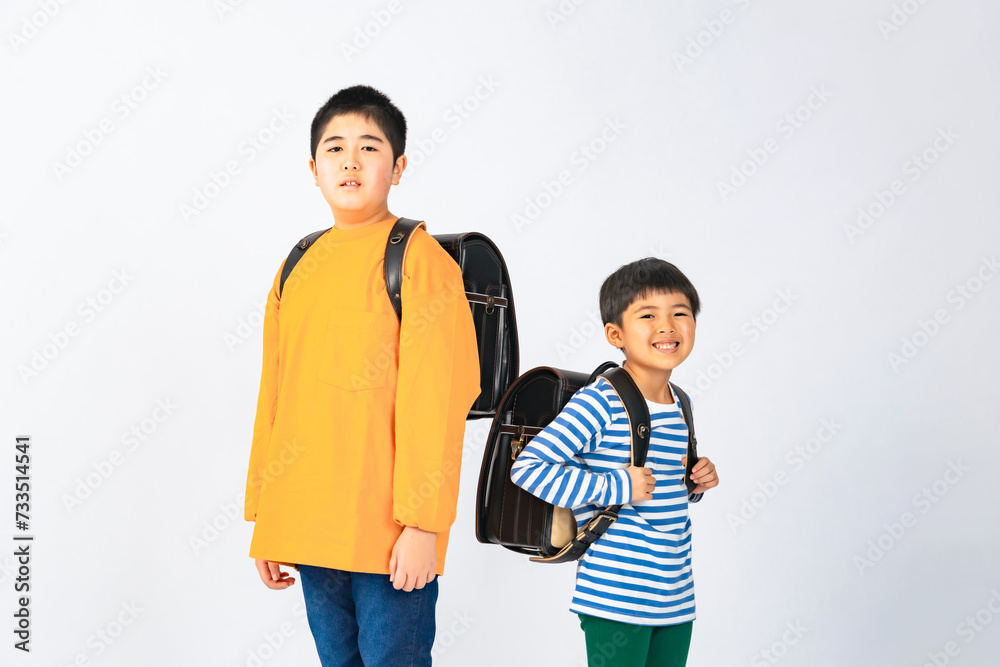 ランドセルを背負って並ぶ小学生の兄弟 ランドセルを背負って並ぶ小学生の兄弟