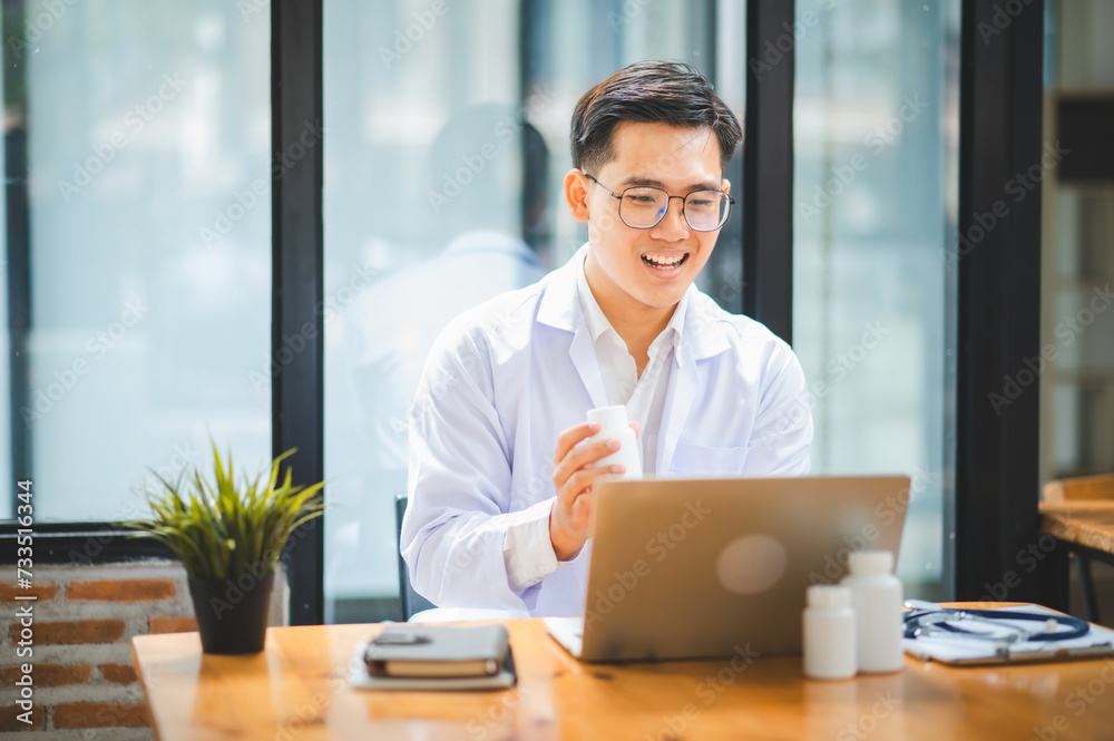 Doctors are giving advice to patients via online video, informing them of physical examination results and suggesting treatment and health care. Doctors are giving advice to patients via online video, informing them of physical examination results and suggesting treatment and health care.