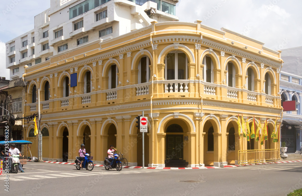 Obraz premium The newly restored former Chartered Bank building on the corner of Phang Nga road and Phuket road in old Phuket Town, Thailand