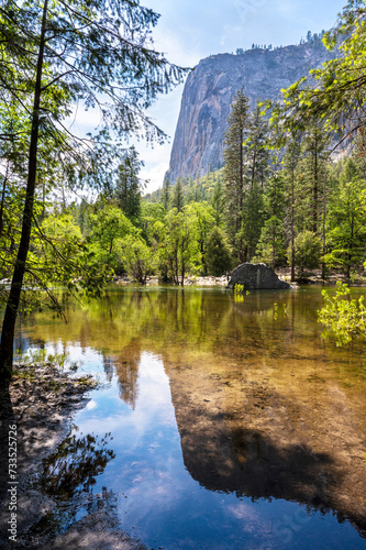 Fototapeta Naklejka Na Ścianę i Meble -  El Capitan and Merced River in Yosemite National Park.