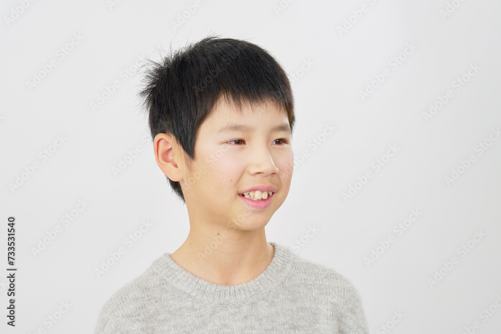11歳の小学生の男の子のポートレート 白背景 11歳の小学生の男の子のポートレート 白背景