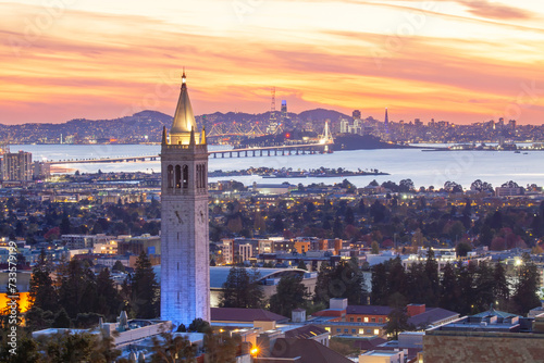 Fotografie Sather Tower at UC Berkeley and San Francisco City Skyline