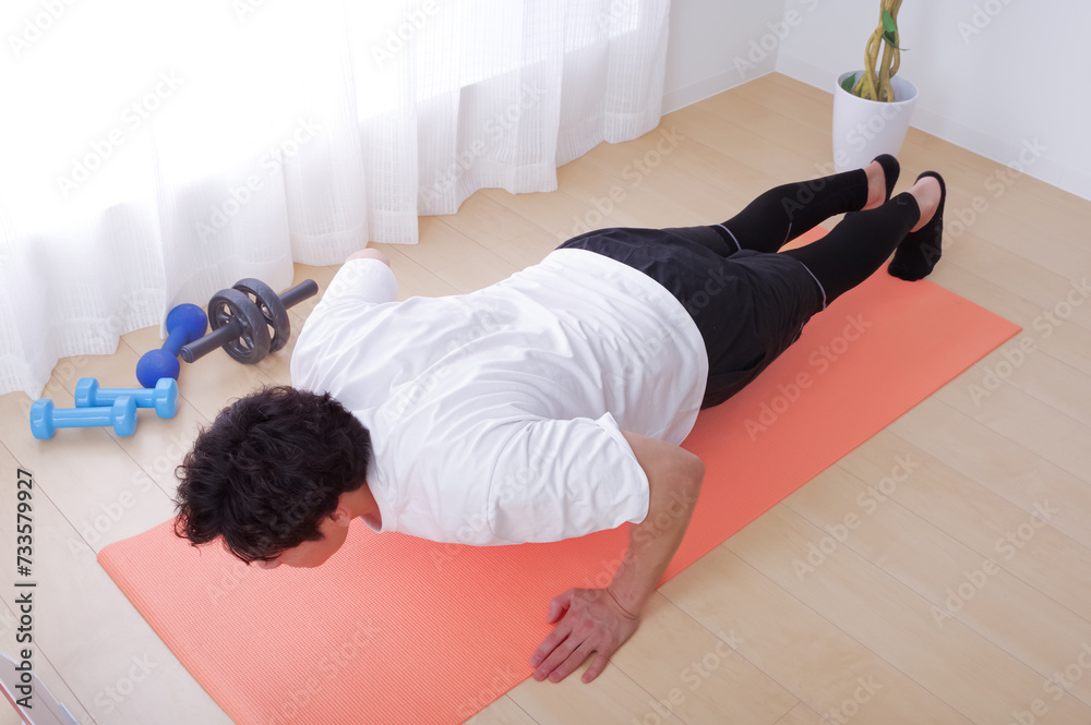 腕立て伏せを頑張る若い男性 腕立て伏せを頑張る若い男性