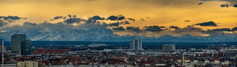 Fototapeta premium Blick über München auf das Alpenpanorama bei Sonnenuntergang