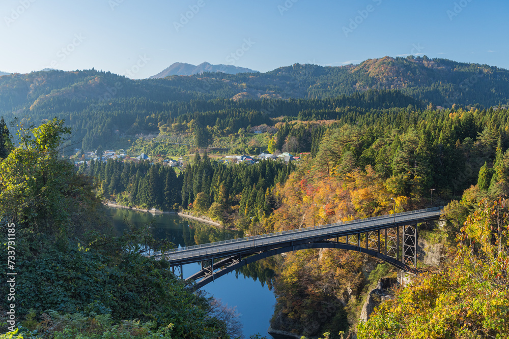 日本 福島県大沼郡三島町の只見川歲時記橋と紅葉 日本 福島県大沼郡三島町の只見川歲時記橋と紅葉