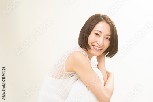 笑顔のミドル世代日本人女性のビューティーポートレート