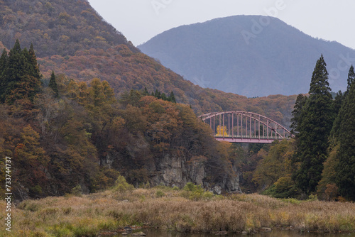 日本　福島県南会津郡下郷町にある塔のへつり橋と紅葉