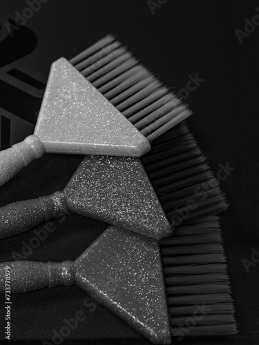 Flat brushes for hair coloring
