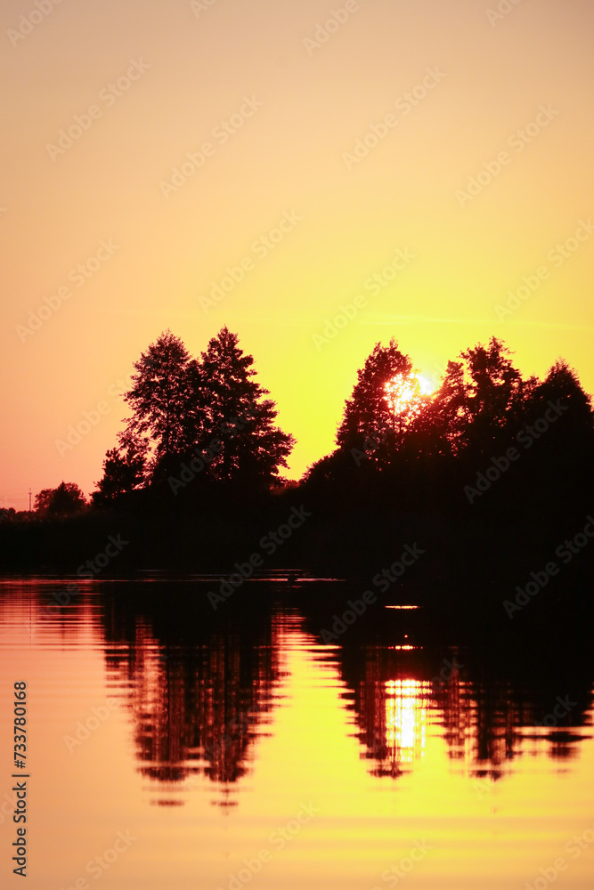 Fototapeta premium sunset over the lake 