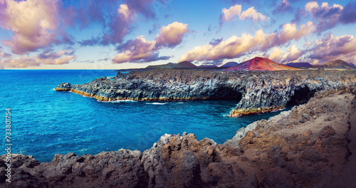 Playas, acantilados e islas de España. Paisaje escénico de las cuevas de lava de Los Hervideros en la isla de Lanzarote, punto de referencia en las Islas Canarias.