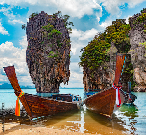 Paisaje pintoresco. Paisaje del mar de Phuket.  Paisaje playa e isla de Tailandia con barcos típicos. Destino de aventuras y viajes. © C.Castilla