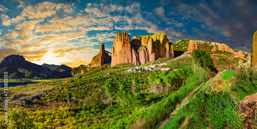 Montañas Rocosas espectaculares. Bosque y valle al atardecer. Paisaje Pirineos. Escena de peñascos y rocas. Riglos, España, Aragón. Paisaje de viaje y aventura.