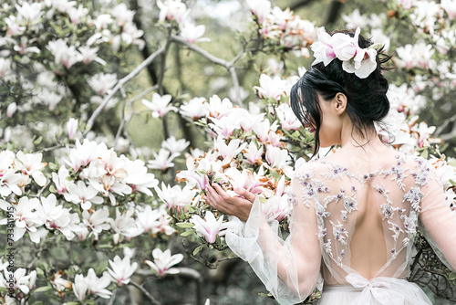 Εκτύπωση καμβά La mariée sur fond de camélia en fleurs. Le printemps plaît
