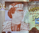 un retrato del presidente libio muamar gadafi en un billete de libia