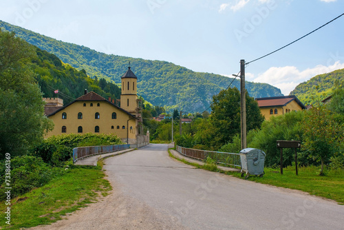 Foto A bridge crosses the Unac River in Martin Brod village in Una National Park