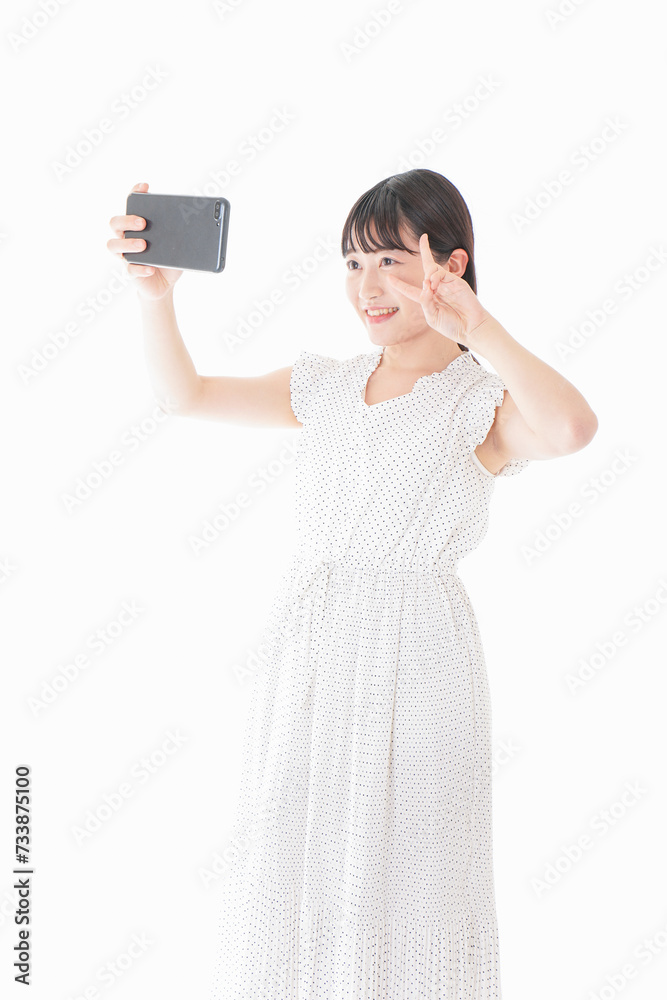 スマートフォンを使う若い女性 スマートフォンを使う若い女性