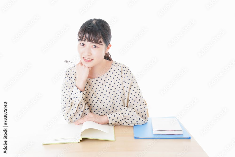 机で勉強をする若い女性