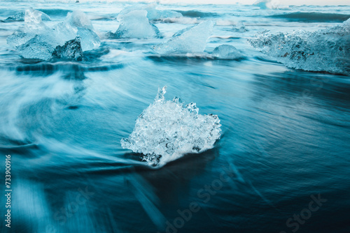 Eisschollen im fließenden Gewässer bei blauer Stunde