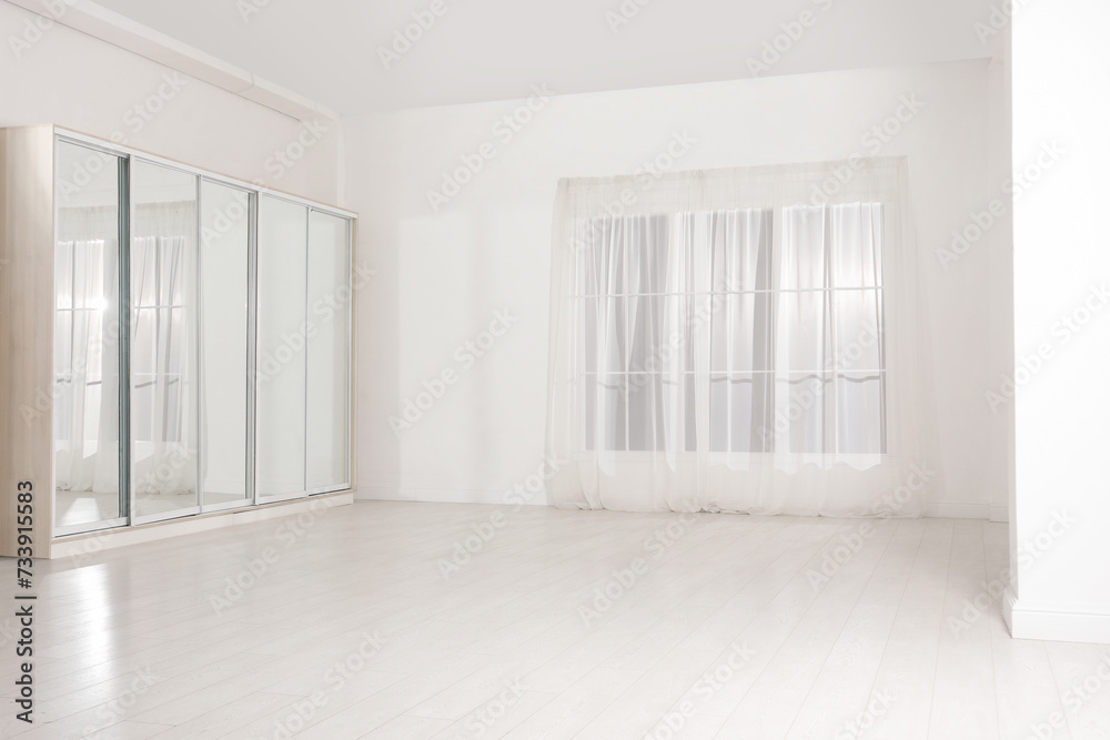 Obraz premium Empty room with white walls and large window