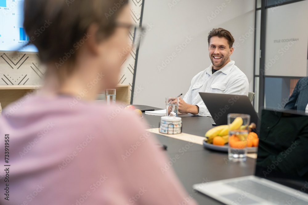 Obraz premium Business people having meeting in conference room