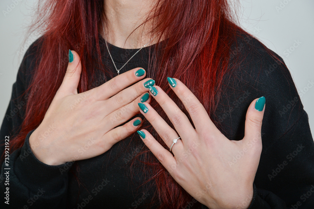 Naklejka premium frau, schönheit, hand, haar, person, gesicht, leute, gestalten, lächeln, halten, frau, business, leitbild,