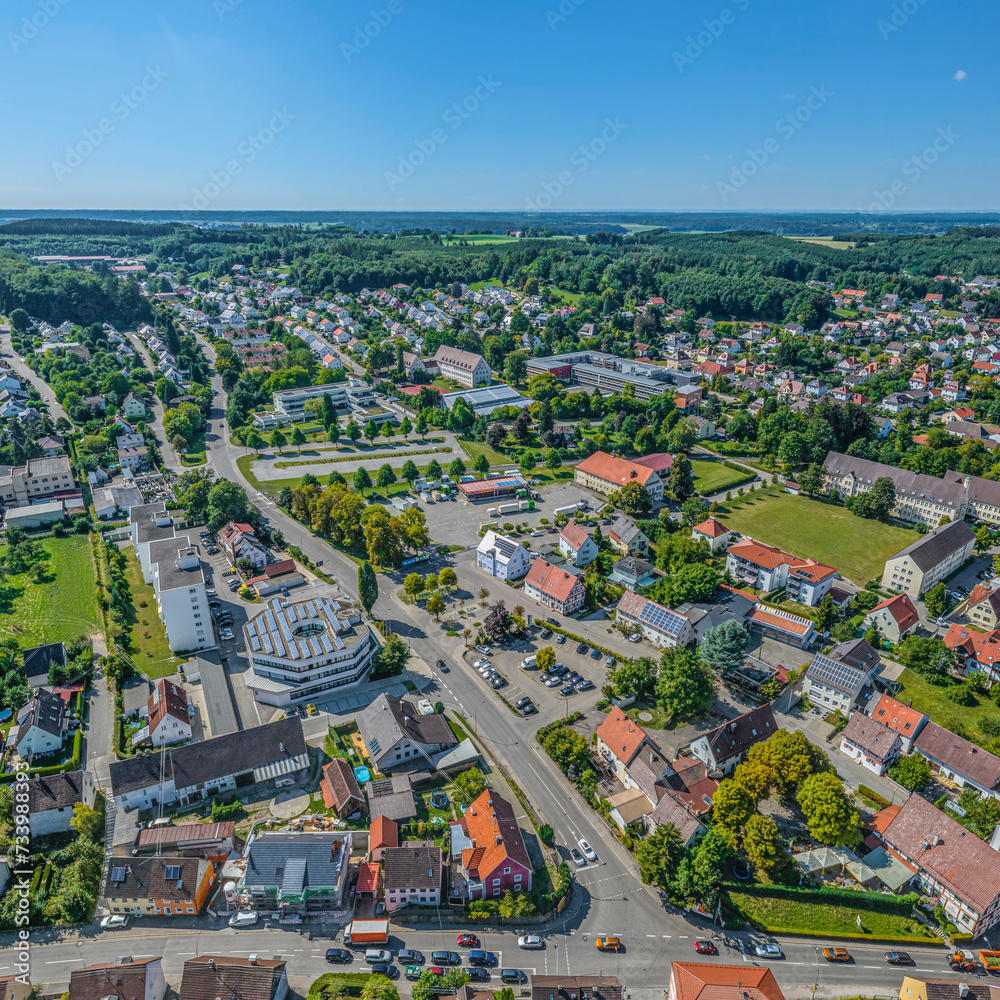 Ausblick auf Krumbach im Kammeltal in Bayerisch-Schwaben, westliche Stadt mit Rathaus und Festplatz