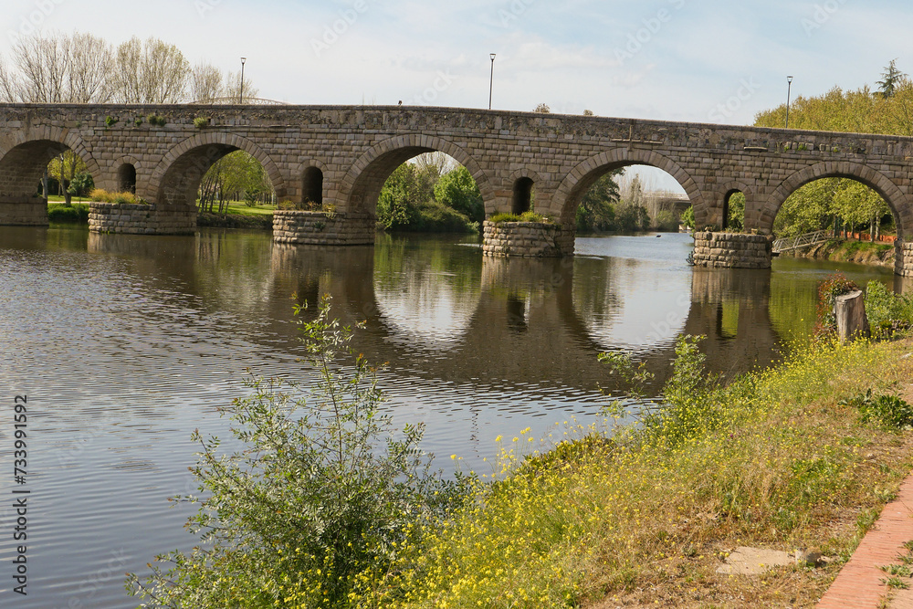 Alte römische Brücke über den Fluss Guadiana in Mérida, Extremadura gesehen auf dem Pilgerweg Camino Via de la Plata von Sevilla nach Santiago de Compostela