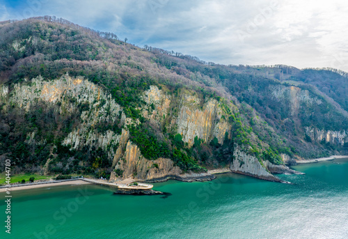 Lava columns formed 80 million years ago as a result of the cooling and crystallization of lava flowing from volcanoes on the Güzelcehisar coast of Bartın.