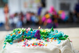 Pastel blanco roto de fiesta de cumpleaños con vela de 4 años y flores de merengue